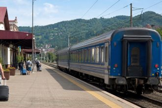 УЗ призначила додаткові поїзди до Карпат на 12, 14, 13 і 15 червня. Графік Київ — Рахів, Київ — Мукачево, де купити квитки, як працює автовикуп і кому доступний резерв місць.