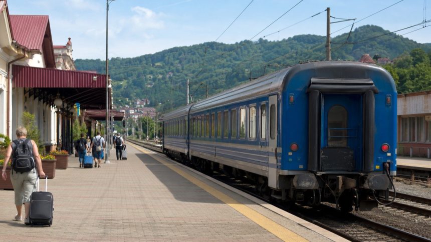УЗ призначила додаткові поїзди до Карпат на 12, 14, 13 і 15 червня. Графік Київ — Рахів, Київ — Мукачево, де купити квитки, як працює автовикуп і кому доступний резерв місць.