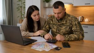 Зарплати військових в Україні залежать від посади, звання, вислуги, умов служби та бойових завдань. Пояснюємо, коли нараховують гроші, які є доплати та як працює онлайн-калькулятор.