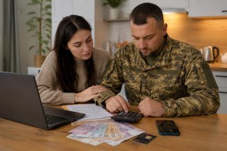 Зарплати військових в Україні залежать від посади, звання, вислуги, умов служби та бойових завдань. Пояснюємо, коли нараховують гроші, які є доплати та як працює онлайн-калькулятор.