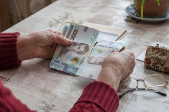 Хто може вийти на пенсію раніше 60 років в Україні у 2026 році: повний перелік категорій, вимоги до стажу, умови для УБД, батьків, осіб з інвалідністю та звільнених працівників.
