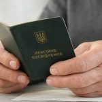 Пенсійний стаж в Україні рахують по-різному до і після 2004 року. Які періоди навчання, догляду та роботи можуть не врахувати, які документи потрібні та як відновити дані.
