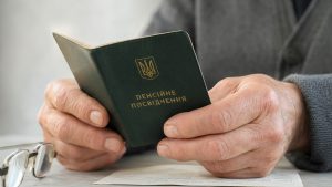 Пенсійний стаж в Україні рахують по-різному до і після 2004 року. Які періоди навчання, догляду та роботи можуть не врахувати, які документи потрібні та як відновити дані.