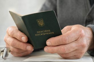 Пенсійний стаж в Україні рахують по-різному до і після 2004 року. Які періоди навчання, догляду та роботи можуть не врахувати, які документи потрібні та як відновити дані.