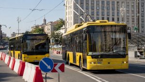 У Києві 21 червня зачинять станції метро «Площа Українських Героїв» і «Палац спорту». Публікуємо час обмежень та нові маршрути тролейбусів і автобусів у центрі столиці.
