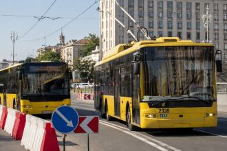 У Києві 21 червня зачинять станції метро «Площа Українських Героїв» і «Палац спорту». Публікуємо час обмежень та нові маршрути тролейбусів і автобусів у центрі столиці.