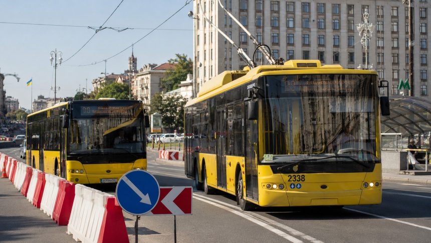 У Києві 21 червня зачинять станції метро «Площа Українських Героїв» і «Палац спорту». Публікуємо час обмежень та нові маршрути тролейбусів і автобусів у центрі столиці.