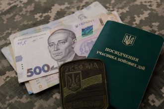 Надбавка до пенсії учасникам бойових дій у 2026 році становить 648,75 грн. Хто має право на виплату, мінімальну пенсію 6197 грн і достроковий вихід на пенсію.
