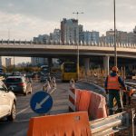 На Кільцевій дорозі Києва до 5 липня 2026 року частково обмежили рух шляхопроводом біля проспекту Леся Курбаса. Дорожники працюють поетапно в обох напрямках без повного перекриття.