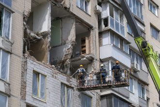 Уряд виділив ще 175 млн грн на відновлення восьми житлових будинків у Дніпрі, пошкоджених російськими атаками. Кошти спрямують із Фонду ліквідації наслідків агресії.
