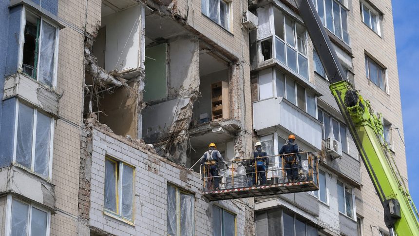 Уряд виділив ще 175 млн грн на відновлення восьми житлових будинків у Дніпрі, пошкоджених російськими атаками. Кошти спрямують із Фонду ліквідації наслідків агресії.