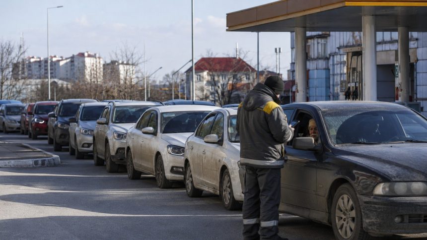 В окупованому Севастополі 29 червня пальне продають за персональними QR-кодами. На один автомобіль дозволено придбати до 20 літрів, заправляти каністри заборонено.