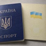 Паспорт-книжечка залишається чинним у 2026 році, але в окремих випадках його потрібно обміняти на ID-картку. Підстави, строки, документи та актуальна вартість оформлення.