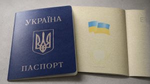 Паспорт-книжечка залишається чинним у 2026 році, але в окремих випадках його потрібно обміняти на ID-картку. Підстави, строки, документи та актуальна вартість оформлення.