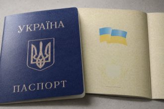 Паспорт-книжечка залишається чинним у 2026 році, але в окремих випадках його потрібно обміняти на ID-картку. Підстави, строки, документи та актуальна вартість оформлення.