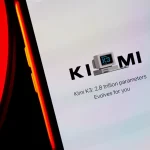Китайський ШІ Kimi K3 від Moonshot AI має 2,8 трлн параметрів і контекст на 1 млн токенів. Що вміє модель, де нею користуватися безкоштовно та чому запуск посилив дискусію про відкритий ШІ.