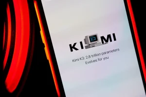 Китайський ШІ Kimi K3 від Moonshot AI має 2,8 трлн параметрів і контекст на 1 млн токенів. Що вміє модель, де нею користуватися безкоштовно та чому запуск посилив дискусію про відкритий ШІ.