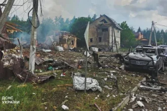 Після удару РФ по полігону на Київщині загинули 10 людей, близько 100 дістали поранення. Прокуратура відкрила справи про воєнний злочин і можливу службову недбалість посадовців.