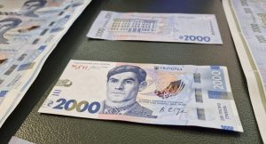 НБУ вводить банкноту 2000 гривень із портретом Василя Стуса. Купюра з’явиться 4 вересня 2026 року, матиме синій колір, понад 20 елементів захисту та нову захисну стрічку.