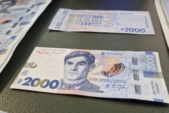 НБУ вводить банкноту 2000 гривень із портретом Василя Стуса. Купюра з’явиться 4 вересня 2026 року, матиме синій колір, понад 20 елементів захисту та нову захисну стрічку.