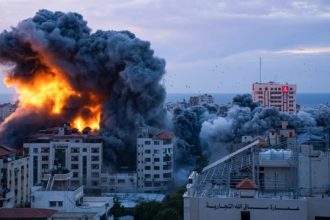США завдали нових ударів по 90 цілях в Ірані, після чого Тегеран атакував Бахрейн, Кувейт і Катар. Що відомо про бази США, авіарейси, нафтові маршрути та ризики для України.