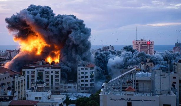 США завдали нових ударів по 90 цілях в Ірані, після чого Тегеран атакував Бахрейн, Кувейт і Катар. Що відомо про бази США, авіарейси, нафтові маршрути та ризики для України.