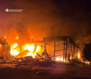 Атака на Дніпропетровщину 1 липня: російські війська вдарили по п’яти АЗС. Загинула 43-річна жінка, поранені троє людей, серед них вагітна. Пошкоджені авто й обладнання.