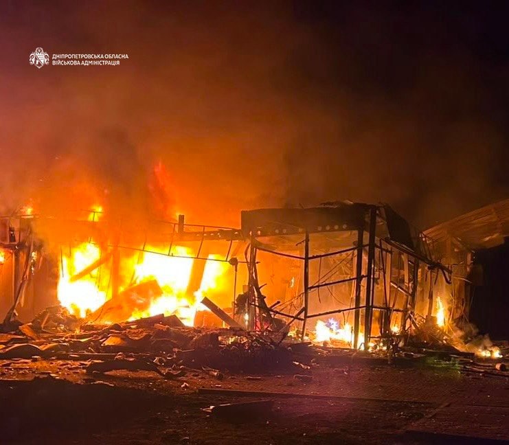 Атака на Дніпропетровщину 1 липня: російські війська вдарили по п’яти АЗС. Загинула 43-річна жінка, поранені троє людей, серед них вагітна. Пошкоджені авто й обладнання.