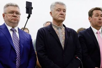 Верховний Суд відмовив Петру Порошенку у скасуванні санкцій РНБО. Що вирішила колегія суддів, які обмеження залишаються чинними й коли справу ще може розглянути Велика палата Верховного Суду України.