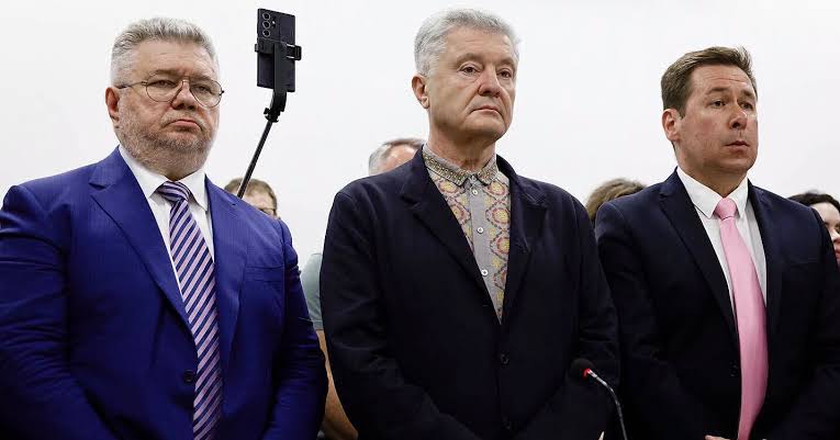 Верховний Суд відмовив Петру Порошенку у скасуванні санкцій РНБО. Що вирішила колегія суддів, які обмеження залишаються чинними й коли справу ще може розглянути Велика палата Верховного Суду України.