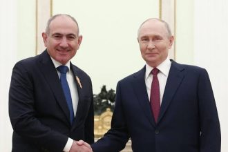 Пашинян і Путін обговорили обмеження на імпорт товарів з Вірменії до РФ та можливий референдум про вибір між ЄС і ЄАЕС. Що заявили Єреван і Кремль та які товари заборонили.