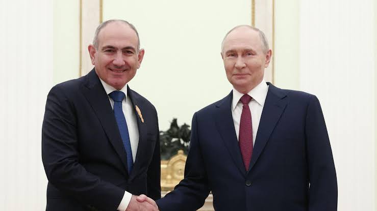 Пашинян і Путін обговорили обмеження на імпорт товарів з Вірменії до РФ та можливий референдум про вибір між ЄС і ЄАЕС. Що заявили Єреван і Кремль та які товари заборонили.
