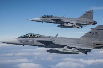 Україна отримає Gripen зі Швеції: Saab уклала контракт на 16 нових Gripen E, а перші винищувачі Gripen C/D очікуються у 2027 році разом з озброєнням і технічною підтримкою.