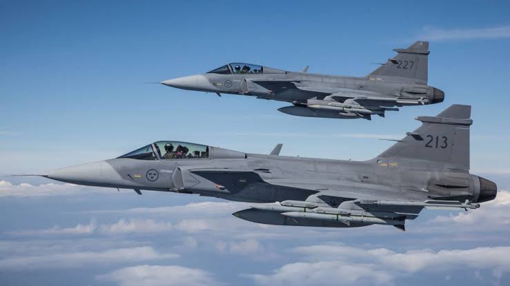 Україна отримає Gripen зі Швеції: Saab уклала контракт на 16 нових Gripen E, а перші винищувачі Gripen C/D очікуються у 2027 році разом з озброєнням і технічною підтримкою.