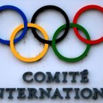 МОК тимчасово зняв дискваліфікацію з Олімпійського комітету Росії. Міжнародні федерації вирішуватимуть допуск росіян, а питання прапора й гімну на Іграх-2028 ще не вирішене.