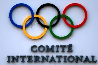 МОК тимчасово зняв дискваліфікацію з Олімпійського комітету Росії. Міжнародні федерації вирішуватимуть допуск росіян, а питання прапора й гімну на Іграх-2028 ще не вирішене.