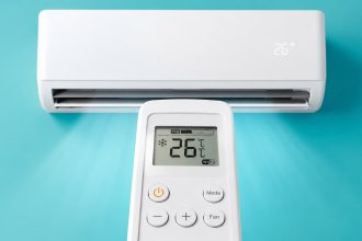 Яку температуру ставити на кондиціонері у спеку: оптимальні 25–27 °C, режим Eco, закриті вікна, чисті фільтри та практичні способи скоротити витрати електроенергії влітку.