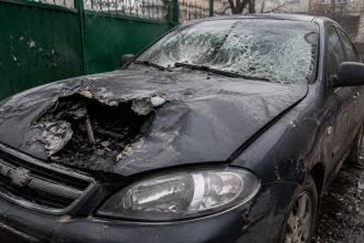 Що робити, якщо авто пошкоджене уламками дрона: виклик поліції та ДСНС, фотофіксація, витяг з ЄРДР, оцінка збитків, заява до Реєстру збитків і перевірка КАСКО.