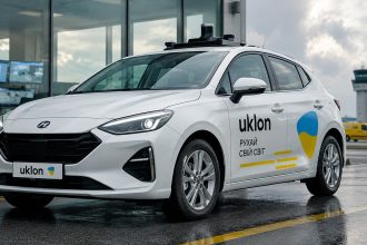 Uklon тестує дистанційне керування авто в Борисполі. Як працює Remote Drive, хто керує машиною, як захищений зв’язок і що відомо про розвиток автономного транспорту в Україні у 2026 році.