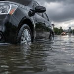 Затопило автомобіль після зливи? Чому не можна запускати двигун, як уникнути гідроудару, зафіксувати збитки, викликати евакуатор і правильно звернутися до страхової.