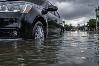 Затопило автомобіль після зливи? Чому не можна запускати двигун, як уникнути гідроудару, зафіксувати збитки, викликати евакуатор і правильно звернутися до страхової.