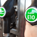 Відгуки про бензин E10 в Україні після першого тижня: витрата, запуск двигуна, поведінка старих авто, сумісність моторів і перевірка маркування перед заправкою на українських АЗС.