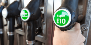 Відгуки про бензин E10 в Україні після першого тижня: витрата, запуск двигуна, поведінка старих авто, сумісність моторів і перевірка маркування перед заправкою на українських АЗС.