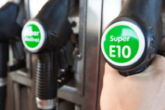 Відгуки про бензин E10 в Україні після першого тижня: витрата, запуск двигуна, поведінка старих авто, сумісність моторів і перевірка маркування перед заправкою на українських АЗС.