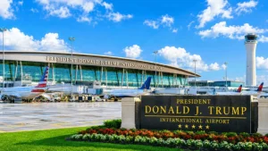 Аеропорт Палм-Біч у Флориді офіційно отримав ім’я Дональда Трампа. Що зміниться для пасажирів, коли код PBI замінять на DJT, скільки коштувало перейменування та коли завершать перехід для пасажирів.