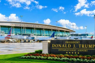 Аеропорт Палм-Біч у Флориді офіційно отримав ім’я Дональда Трампа. Що зміниться для пасажирів, коли код PBI замінять на DJT, скільки коштувало перейменування та коли завершать перехід для пасажирів.