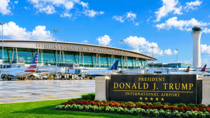Аеропорт Палм-Біч у Флориді офіційно отримав ім’я Дональда Трампа. Що зміниться для пасажирів, коли код PBI замінять на DJT, скільки коштувало перейменування та коли завершать перехід для пасажирів.