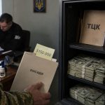 Нардеп Олександр Качура заявив про хабарі у ТЦК: $10–15 тис. за вихід, $50 тис. за керівництво районним центром і до $150 тис. за обласний. Що відомо про розслідування поліції і ДБР.