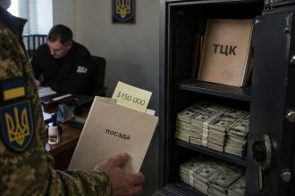 Нардеп Олександр Качура заявив про хабарі у ТЦК: $10–15 тис. за вихід, $50 тис. за керівництво районним центром і до $150 тис. за обласний. Що відомо про розслідування поліції і ДБР.