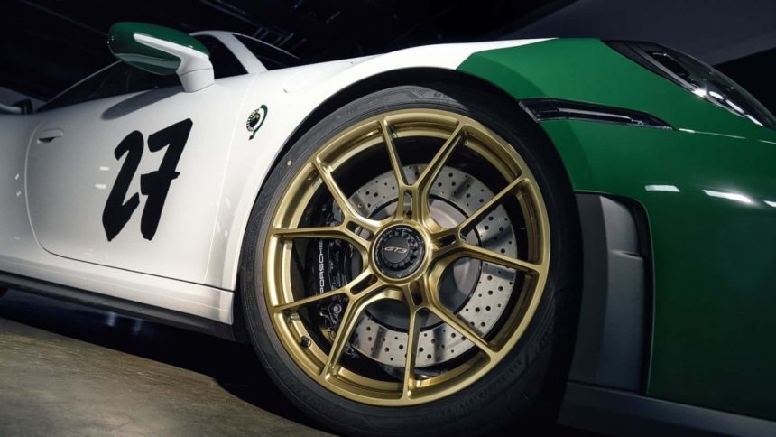 Porsche представила 911 GT3 100 Jahre Nürburgring до 100-річчя траси: лише 100 авто, Manthey Kit, особливий дизайн, замовлення з вересня 2026 року та поставки у 2027-му для Німеччини.